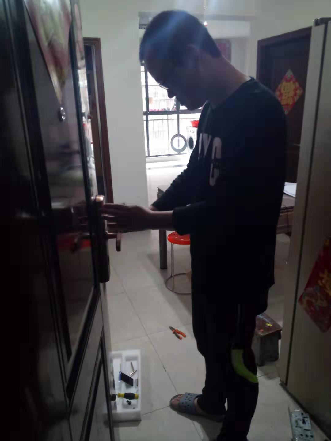 開(kāi)防盜門鎖